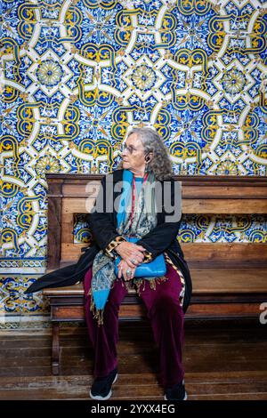 Sitzende Frau in Coimbra, Portugal Stockfoto