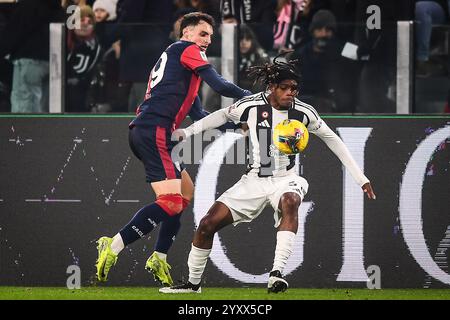 Turin, Italie. Dezember 2024. Nadir ZORTEA von Cagliari Calcio und Samuel MBANGULA von Juventus während des Italienischen Coppa Italia, Achtelfinale zwischen Juventus FC und Cagliari Calcio am 17. Dezember 2024 im Allianz Stadium in Turin, Italien - Foto Matthieu Mirville (A Gandolfo)/DPPI Credit: DPPI Media/Alamy Live News Stockfoto