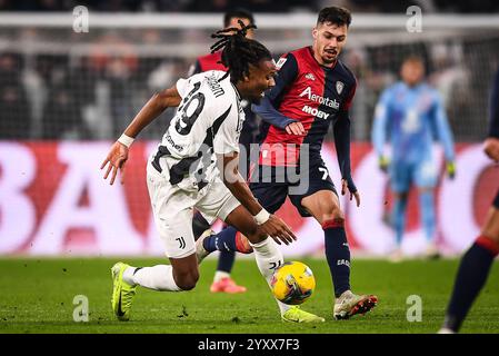 Turin, Italie. Dezember 2024. Khephren THURAM von Juventus und Gianluca GAETANO von Cagliari Calcio während des italienischen Cup, Coppa Italia, Achtelfinale zwischen Juventus FC und Cagliari Calcio am 17. Dezember 2024 im Allianz Stadium in Turin, Italien - Foto Matthieu Mirville (A Gandolfo)/DPPI Credit: DPPI Media/Alamy Live News Stockfoto