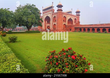 Darwaza-i-Rauza (große Tor) in Chowk-i Jilo Khana Hof, Taj Mahal Komplex, Agra, Indien. Das Tor befindet sich der Haupteingang zum Grab. Stockfoto