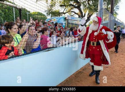 Miami, Vereinigte Staaten Von Amerika. Dezember 2024. MIAMI, FLORIDA - 17. DEZEMBER: Der Weihnachtsmann kommt während der 17. Jährlichen Spielzeugfahrt der A-Rod Corp. Zugunsten der Jungen- und Mädchenclubs von Miami-Dade am 17. Dezember 2024 in Miami, Florida (Foto: Alberto E. Tamargo/SIPA USA) Credit: SIPA USA/Alamy Live News Stockfoto