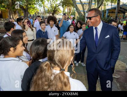 Miami, Vereinigte Staaten Von Amerika. Dezember 2024. MIAMI, FLORIDA - 17. DEZEMBER: Alex Rodriguez wird während der 17. Jährlichen Spielzeugfahrt Von A-Rod Corp zu den Jungen- und Mädchenclubs von Miami-Dade am 17. Dezember 2024 in Miami, Florida gesehen (Foto: Alberto E. Tamargo/SIPA USA) Credit: SIPA USA/Alamy Live News Stockfoto