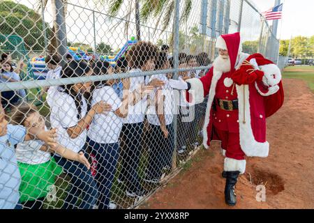 Miami, Vereinigte Staaten Von Amerika. Dezember 2024. MIAMI, FLORIDA - 17. DEZEMBER: Der Weihnachtsmann kommt während der 17. Jährlichen Spielzeugfahrt der A-Rod Corp. Zugunsten der Jungen- und Mädchenclubs von Miami-Dade am 17. Dezember 2024 in Miami, Florida (Foto: Alberto E. Tamargo/SIPA USA) Credit: SIPA USA/Alamy Live News Stockfoto