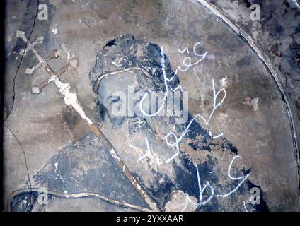 Detail eines beschädigten christlichen Wandgemäldes von Gregor dem Großen, aus dem Sedari an der Nordwand des Lahore Fort, Punjab, um das 17. Jahrhundert. Stockfoto