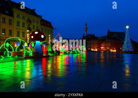 Festliche nächtliche Szene auf einem Stadtplatz, geschmückt mit bunten Weihnachtslichtern und Dekorationen. Weihnachtsbaum mit Girlanden und Stern oben, verschiedene Stockfoto