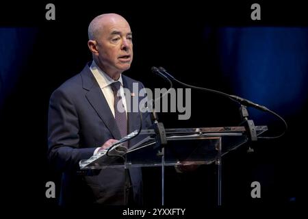 DHS-Sekretär Alejandro Mayorkas hält Bemerkungen auf dem Weltgipfel über Terrorismus und politische Gewalt (53991207590). Stockfoto