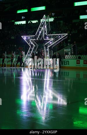 Dallas, Usa. Dezember 2024. Cheerleader treten vor dem Start im American Airlines Center im National Hockey League-Spiel zwischen den Dallas Stars und den Washington Capitals auf. Endpunktzahl Dallas Stars 3-1 Washington Capitals. Am 16. Dezember 2024 in Dallas, Texas, USA. (Foto: Javier Vicencio/Eyepix Group) Credit: Eyepix Group/Alamy Live News Stockfoto