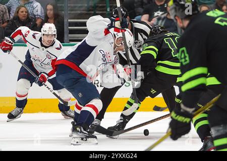 Dallas, Usa. Dezember 2024. Sam Steel #18 der Dallas Stars tritt im American Airlines Center gegen den Spieler der Washington Capitals an. Endpunktzahl Dallas Stars 3-1 Washington Capitals. Am 16. Dezember 2024 in Dallas, Texas, USA. (Foto: Javier Vicencio/Eyepix Group) Credit: Eyepix Group/Alamy Live News Stockfoto