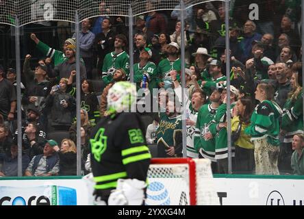 Dallas, Usa. Dezember 2024. Fans der Dallas Stars feiern im American Airlines Center ein Tor beim Spiel der National Hockey League zwischen den Dallas Stars und den Washington Capitals. Endpunktzahl Dallas Stars 3-1 Washington Capitals. Am 16. Dezember 2024 in Dallas, Texas, USA. (Foto: Javier Vicencio/Eyepix Group) Credit: Eyepix Group/Alamy Live News Stockfoto