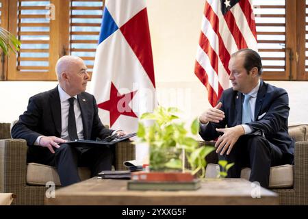 DHS-Sekretär Alejandro Mayorkas nimmt an einem bilateralen Treffen mit Panama (53954919159) Teil. Stockfoto