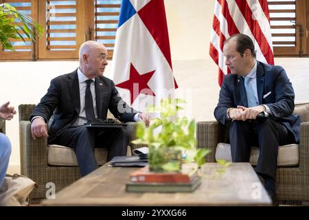 DHS-Sekretär Alejandro Mayorkas nimmt an einem bilateralen Treffen mit Panama (53954843873) Teil. Stockfoto