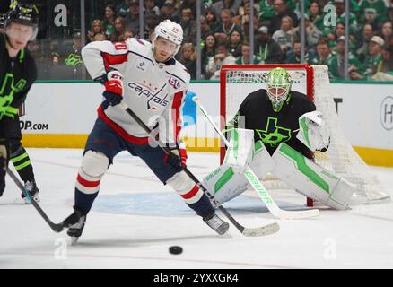 Dallas, Texas, USA. Dezember 2024. Torwart Jake Oettinger #29 der Dallas Stars verteidigt das Tor gegen Washington Capitals während des Spiels der National Hockey League im American Airlines Center. Endpunktzahl Dallas Stars 3-1 Washington Capitals. Am 16. Dezember 2024 in Dallas, Texas, USA. (Kreditbild: © Javier Vicencio/eyepix via ZUMA Press Wire) NUR REDAKTIONELLE VERWENDUNG! Nicht für kommerzielle ZWECKE! Stockfoto