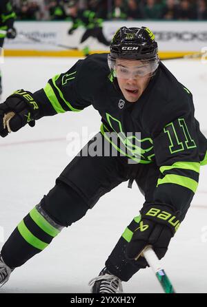 Dallas, Texas, USA. Dezember 2024. Logan Stankoven #11 der Dallas Stars läuft auf dem Eis mit der Kontrolle über den Puck gegen Washington Capitals während des National Hockey League Spiels im American Airlines Center. Endpunktzahl Dallas Stars 3-1 Washington Capitals. Am 16. Dezember 2024 in Dallas, Texas, USA. (Kreditbild: © Javier Vicencio/eyepix via ZUMA Press Wire) NUR REDAKTIONELLE VERWENDUNG! Nicht für kommerzielle ZWECKE! Stockfoto