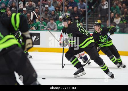 Dallas, Texas, USA. Dezember 2024. ESA Lindell #23 der Dallas Stars läuft auf dem Eis mit der Kontrolle über den Puck gegen Washington Capitals während des Spiels der National Hockey League im American Airlines Center. Endpunktzahl Dallas Stars 3-1 Washington Capitals. Am 16. Dezember 2024 in Dallas, Texas, USA. (Kreditbild: © Javier Vicencio/eyepix via ZUMA Press Wire) NUR REDAKTIONELLE VERWENDUNG! Nicht für kommerzielle ZWECKE! Stockfoto