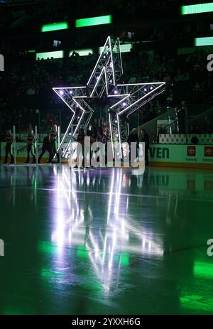 Dallas, Texas, USA. Dezember 2024. Cheerleader treten vor dem Start im American Airlines Center im National Hockey League-Spiel zwischen den Dallas Stars und den Washington Capitals auf. Endpunktzahl Dallas Stars 3-1 Washington Capitals. Am 16. Dezember 2024 in Dallas, Texas, USA. (Kreditbild: © Javier Vicencio/eyepix via ZUMA Press Wire) NUR REDAKTIONELLE VERWENDUNG! Nicht für kommerzielle ZWECKE! Stockfoto