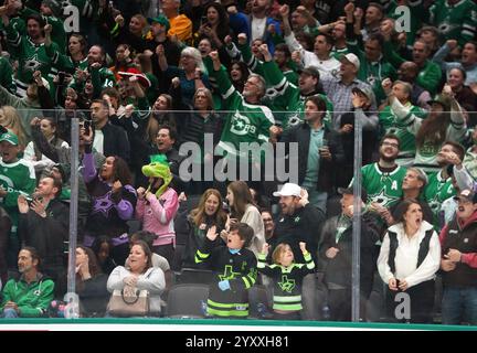 Dallas, Usa. Dezember 2024. Fans der Dallas Stars feiern im American Airlines Center ein Tor beim Spiel der National Hockey League zwischen den Dallas Stars und den Washington Capitals. Endpunktzahl Dallas Stars 3-1 Washington Capitals. Am 16. Dezember 2024 in Dallas, Texas, USA. (Foto: Javier Vicencio/Eyepix Group/SIPA USA) Credit: SIPA USA/Alamy Live News Stockfoto