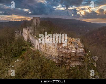 Aus der Vogelperspektive auf das Schloss Dobra Voda in der Slowakei mit zwei quadratischen Türmen und einem großen Innenhof auf einem Hügel Stockfoto