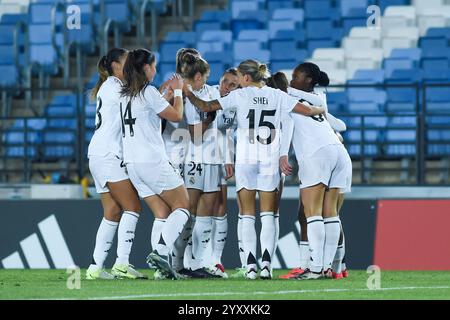 Madrid, Spanien. Dezember 2024. Die Spieler von Real Madrid feiern ein Tor während des Spiels der UEFA Women's Champions League zwischen Real Madrid und Chelsea am 17. Dezember 2024 in Madrid, Spanien. Gustavo Valiente/Xinhua/Alamy Live News Stockfoto