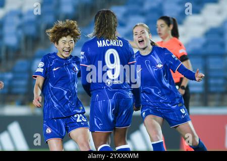 Madrid, Spanien. Dezember 2024. Die Spieler von Chelsea feiern ein Tor während des Spiels der UEFA Women's Champions League zwischen Real Madrid und Chelsea am 17. Dezember 2024 in Madrid, Spanien. Gustavo Valiente/Xinhua/Alamy Live News Stockfoto