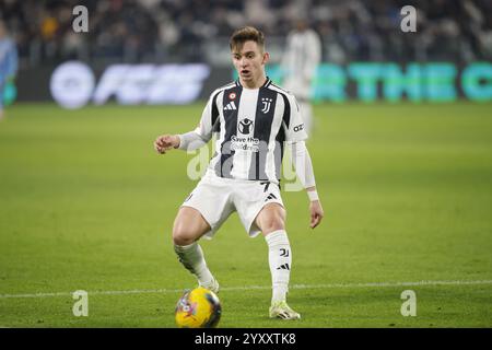 Turin, Italien. Dezember 2024. Francisco Conceicao von Juventus FC während des Coppa Italia 2024/25, Fußballspiels zwischen Juventus FC und Cagliari Calcio, am 17. Dezember 2024 im Allianz Stadion Turin Italien. Foto Nderim Kaceli Credit: Unabhängige Fotoagentur/Alamy Live News Stockfoto