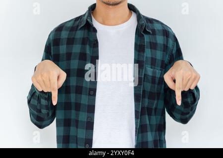 Halb potrait kopflos junge Erwachsene asiatische Männer zeigen den Finger nach unten mit isoliertem weißen Hintergrund Stockfoto