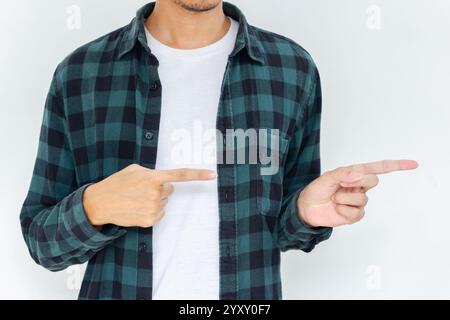 Halb potrait kopflos junge Erwachsene asiatische Männer zeigen den Finger nach links mit isoliertem weißen Hintergrund Stockfoto