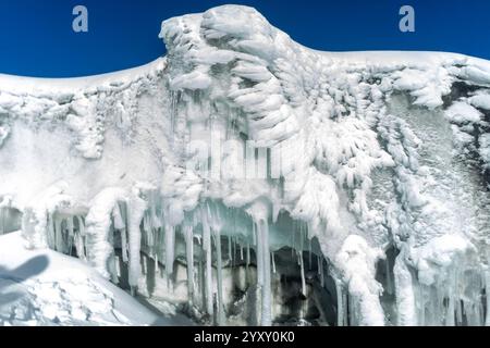 Gletscherschmelze des Cotopaxi-Vulkans um 8:00 Uhr. Der Cotopaxi-Vulkan, bekannt als einer der gefährlichsten Vulkane der Welt, seine wiederkehrende Aktivität und die Geschichte der Eruptionen haben einen tiefen Eindruck in der Geschichte dieses Landes hinterlassen, so das Geophysikalische Institut. Cotopaxis Eismasse beginnt sich ab 4900 Metern zu entfalten und erreicht je nach Wetter seinen Gipfel auf 5897 Metern über dem Meeresspiegel. Dieser Gletscher ist jedoch auch mit einer alarmierenden Verschlechterung konfrontiert. Die Kombination aus seinem Eruptionszustand und den Auswirkungen der globalen Erwärmung droht ihr Verschwinden zu beschleunigen, bis jetzt hat es 45 % seiner Surfa verloren Stockfoto