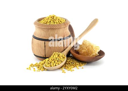 Eine rustikale Einrichtung mit einem Holzfass mit Bienenpollen, einem Löffel und einer Schüssel mit Wabenwabe für eine natürliche und gesunde Ästhetik. Stockfoto