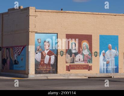 Beten Sie für uns religiöse Wandgemälde der Jungfrau Maria, des Ehrwürdigen Michael J. McGivney, St. Anne, San Joaquin, Mutter Teresa und St. Papst Johannes Paul II. Weiter Stockfoto