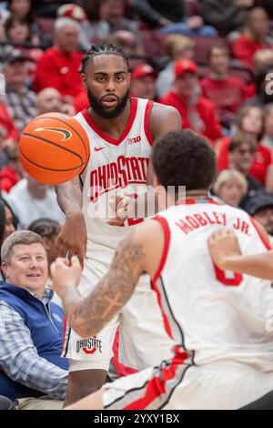 Columbus, Ohio, USA. Dezember 2024. Der Ohio State Buckeyes Guard Evan Mahaffey (12) erhält während des Spiels zwischen den Valparaiso Beacons und den Ohio State Buckeyes in der Value City Arena, Columbus, Ohio einen Pass an John Mobley Jr. (0). (Kreditbild: © Scott Stuart/ZUMA Press Wire) NUR REDAKTIONELLE VERWENDUNG! Nicht für kommerzielle ZWECKE! Stockfoto