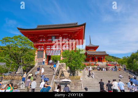 NIO MON Gate im Kiyomizu-dera-Tempel (reines Wasserkloster). Dieser Tempel ist ein UNESCO-Weltkulturerbe buddhistischer Tempel im Osten von Kyoto, Japan. Stockfoto