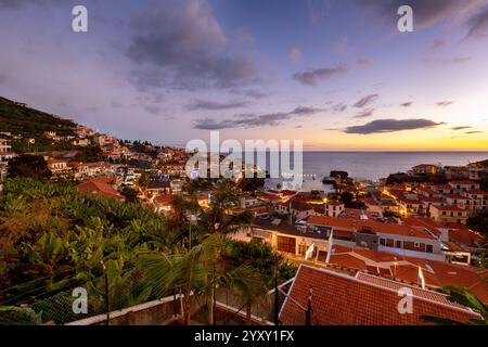 Die Stadt Camara de Lobos, umgeben von der Abenddämmerung auf der Insel Madeira (Portugal) Stockfoto