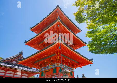 Koyasunoto (dreistöckige Pagode) im Kiyomizu-dera-Tempel. Dieser Tempel ist ein UNESCO-Weltkulturerbe buddhistischer Tempel zu ostern Stockfoto