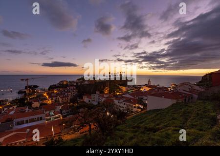 Die Stadt Camara de Lobos, umgeben von der Abenddämmerung auf der Insel Madeira (Portugal) Stockfoto