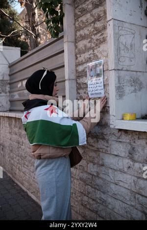 Damaskus, Syrien. Dezember 2024. Außerhalb des Krankenhauses platzieren Familien neben Fotos der wiedergeborenen Verstorbenen Porträts ihrer verschwundenen Angehörigen und halten an der Hoffnung fest, sie zu finden. Damaskus, Syrien, 17. Dezember 2024. Foto: Sandro Basili/ABACAPRESS. COM Credit: Abaca Press/Alamy Live News Stockfoto