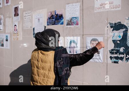 Damaskus, Syrien. Dezember 2024. Außerhalb des Krankenhauses platzieren Familien neben Fotos der wiedergeborenen Verstorbenen Porträts ihrer verschwundenen Angehörigen und halten an der Hoffnung fest, sie zu finden. Damaskus, Syrien, 17. Dezember 2024. Foto: Sandro Basili/ABACAPRESS. COM Credit: Abaca Press/Alamy Live News Stockfoto