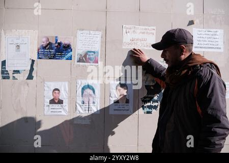 Damaskus, Syrien. Dezember 2024. Außerhalb des Krankenhauses platzieren Familien neben Fotos der wiedergeborenen Verstorbenen Porträts ihrer verschwundenen Angehörigen und halten an der Hoffnung fest, sie zu finden. Damaskus, Syrien, 17. Dezember 2024. Foto: Sandro Basili/ABACAPRESS. COM Credit: Abaca Press/Alamy Live News Stockfoto