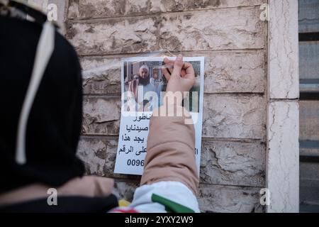 Damaskus, Syrien. Dezember 2024. Außerhalb des Krankenhauses platzieren Familien neben Fotos der wiedergeborenen Verstorbenen Porträts ihrer verschwundenen Angehörigen und halten an der Hoffnung fest, sie zu finden. Damaskus, Syrien, 17. Dezember 2024. Foto: Sandro Basili/ABACAPRESS. COM Credit: Abaca Press/Alamy Live News Stockfoto