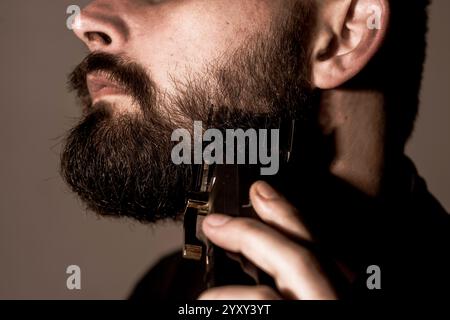 Bart rasieren. Barbier macht Bart für bärtigen Mann im Friseurladen. Friseur, Friseur, Friseur. Mann im Friseur, Haarschnitt, Rasieren. Stockfoto