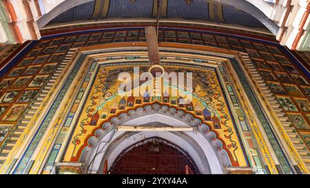 Eingang von Krishna Chandrajis Tempel, geschmückt mit wunderschönen Gemälden, die florale und göttliche Motive darstellen, Guptipara, Hootly, Westbengalen, Indien. Stockfoto