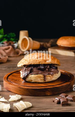 burger mit Schokoladeneis. Eis-Sandwich auf Holzhintergrund. Stockfoto