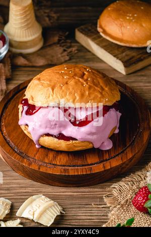 burger mit Erdbeereis. Eis-Sandwich auf Holzhintergrund. Stockfoto