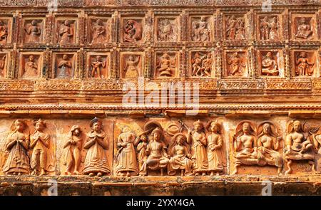 Rama und Sita saßen auf dem Thron, mit Dienern am unteren Rand der Tafel, Lakshmi Janardan Tempel, Ghurisha, Birbhum, Westbengalen, Indien. Stockfoto