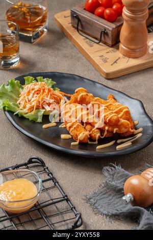 Fischstäbchen oder Fischfinger aus einem Weißfisch wie Kabeljau, der zerschlagt und paniert wird. Sie werden oft mit Tatarensauce, Cocktailsauce oder Ketch gegessen Stockfoto