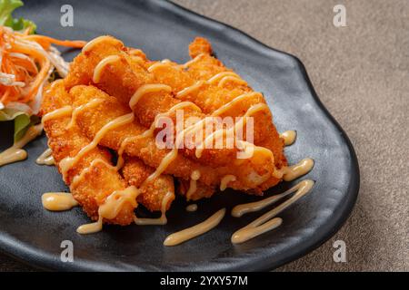 Fischstäbchen oder Fischfinger aus einem Weißfisch wie Kabeljau, der zerschlagt und paniert wird. Sie werden oft mit Tatarensauce, Cocktailsauce oder Ketch gegessen Stockfoto