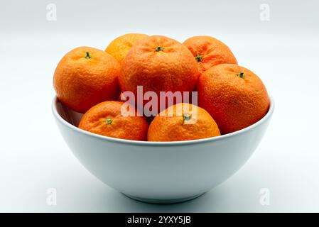 Nahaufnahme einer Schüssel mit saftigen Clementinen. Stockfoto