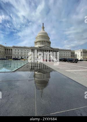 Washington, District of Columbia, USA. Dezember 2024. Das U.S. Capitol wird vollständig auf einer nassen Oberlichtoberfläche reflektiert. (Credit Image: © Sue Dorfman/ZUMA Press Wire) NUR REDAKTIONELLE VERWENDUNG! Nicht für kommerzielle ZWECKE! Stockfoto