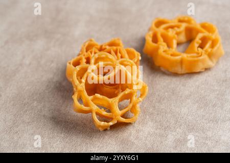 Kembang Goyang oder Shaking Blume, typisch indonesischer hausgemachter knuspriger gebratener Snack in Blumenform und typisch für Betawi Snack. Stockfoto