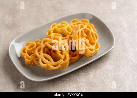 Kembang Goyang oder Shaking Blume, typisch indonesischer hausgemachter knuspriger gebratener Snack in Blumenform und typisch für Betawi Snack. Stockfoto