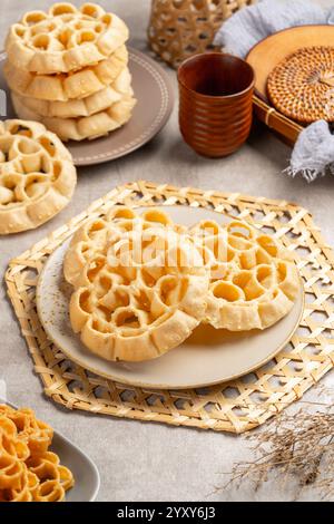 Kembang Goyang oder Shaking Blume, typisch indonesischer hausgemachter knuspriger gebratener Snack in Blumenform und typisch für Betawi Snack. Stockfoto